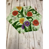 Handgemachter Gesteppter Tischläufer Mit Blumenmuster Sechseck Coffee Nook Tischset von needfulsBYnella