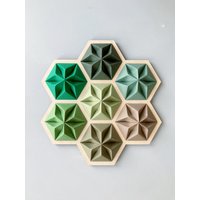 Hexagon Origami Wandkunst - 3D Papierwaben Blumen in Grüntönen Heilige Geometrie Wanddekoration Handgefertigte Papierskulptur von nellianna