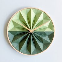 Papier Origami Uhr Mit Holzrahmen, Erstes Jahrestagsgeschenk, Modernes Einzigartiges Geschenk Für Papierjubiläum von nellianna