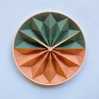 Papier Origami Uhr Mit Holzrahmen, Zimtbraun Und Waldgrün, Geschenk Zum Ersten Jahrestag, Modernes Einzigartiges Papierjubiläum von nellianna