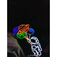 Fliegender Astronaut Neon Zeichen|Astronaut Auf Den Planeten|Astronaut Kugeln|Space|Galaxy|Sign Neon| Wanddeko| Wohndeko| Geschenk Neon Schild von neonlampochkin