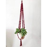 Makramee-Blumenampel Amelia Rostrot | Pflanzenhänger Blumenampel Rot Macrame Plant Hanger Boho Pflanzdeko Geschenkidee von nikewouldratherknot