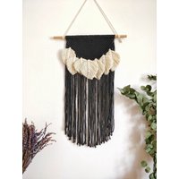 Makramee Halbmond Mit Federn Talia 60 cm | Halbkreis Boho Wandbehang Wandteppich Semi-Circle Makramee Halbmond Mit Federn Talia 60 cm | Halbkreis Boho Wandbehang Wandteppich Semi-Circle von nikewouldratherknot