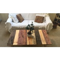 Altholz-Paletten-Couchtisch Mit Industriellen Haarnadelbeinen Im Bauernhaus - Und Rustikalen Stil von nomadtimber