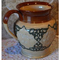 Doulton Lamberth Motto-Krug ~ Rustikales Braun Mit Verzierter Grüner Kante Erinnere Dich An Mich Wenn Du Das Siehst Obwohl Viele Weit Sind Wir von noplace2putit