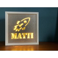 Nachtlicht Mit Led Und 6 Stunden Timer Name Kindername - Tolles Geschenk Geburt Taufe Rakete Space von oLEDoFrames