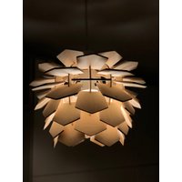 Moderne Pendelleuchte - Hängeleuchte in Zapfen Form Aus Holz von oaklyberlin