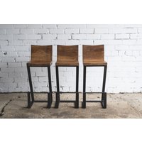 Industrieller Barstuhl Mit Rückenlehne, Metallbeinen, Rustikaler Holzsitz Industrieller Barstuhl Mit Rückenlehne, Metallbeinen, Rustikaler Holzsitz von oakyoakfurniture