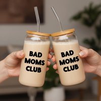 Trinkglas Bad Moms Club Glas Mit Bambusdeckel + Strohhalm | Bierdosenglas Geschenkidee Mama Kaffeetasse To Go Becher Weihnachtsgeschenk Trinkglas Bad Moms Club Glas Mit Bambusdeckel + Strohhalm | Bierdosenglas Geschenkidee Mama Kaffeetasse To Go Becher Weihnachtsgeschenk von ohhappyclub