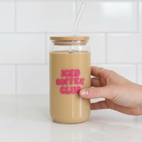 Trinkglas Iced Coffee Club Kaffeebecher To Go | Glas Mit Deckel Und Strohhalm Eiskaffee Becher Bierdosenglas Geschenkidee Weihnachten von ohhappyclub