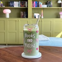 Trinkglas Books & Matcha Mit Schleifen - Glas Für Leseratten Und Fans Geschenkidee Buchliebhaberinnen Zu Weihnachten von ohhappyclub