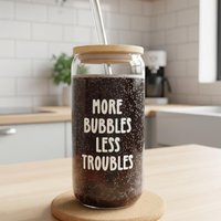 Trinkglas More Bubbles Less Troubles | Glas Mit Bambusdeckel Und Strohhalm Kaffeebecher To Go Lila Becher Weihnachtsgeschenk Statement Trinkglas More Bubbles Less Troubles | Glas Mit Bambusdeckel Und Strohhalm Kaffeebecher To Go Lila Becher Weihnachtsgeschenk Statement von ohhappyclub