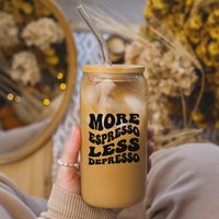 Trinkglas More Espresso Less Depresso | Glas Mit Bambusdeckel + Strohhalm Kaffeebecher To Go Geschenk Kaffeeliebhaber Weihnachtsgeschenk Trinkglas More Espresso Less Depresso | Glas Mit Bambusdeckel + Strohhalm Kaffeebecher To Go Geschenk Kaffeeliebhaber Weihnachtsgeschenk von ohhappyclub