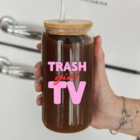 Trinkglas Trash Tv Girl Mit Bambusdeckel + Strohhalm - Lustiges Glas Für Reality Show Fans Weihnachten Geschenkidee Liebhaber von ohhappyclub