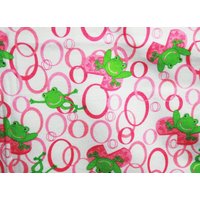 Grüne Frösche Auf Heißen Rosa Seerosen Flanell Kissenbezug von ohmystarsproductions