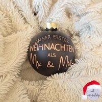 Weihnachtskugel Personalisiert "Unser Erstes Weihnachten Als Mr. & Mrs.", Christbaumkugel Personalisiert, Baumschmuck Glas 8 cm Weihnachtskugel Personalisiert "Unser Erstes Weihnachten Als Mr. & Mrs.", Christbaumkugel Personalisiert, Baumschmuck Glas 8 cm von ohwiegoldig