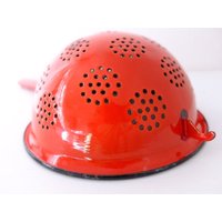 Sieb Emaillesieb Nudelsieb Abtropfsieb Landhausküche Landhaus Küchenutensilien Rot Retro Vintage Sieb Emaillesieb Nudelsieb Abtropfsieb Landhausküche Landhaus Küchenutensilien Rot Retro Vintage von oldcamerasandmore