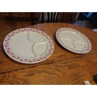 2 Mid-Century Buffalo China Windsor Pattern Restaurant Ware 9-1/"Grillplatten. Außergewöhnlicher Zustand. Sieht Unbenutzt Aus. 1954 Datum Inv # 0521 von oldies2treasure