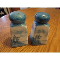 Mid-Century 3 "Blau Auf Weiß Salz Und Pfefferstreuer. Windmühlen - Segelbootszenen. Schöner Unbeschädigter Zustand, Einschließlich Der Löcher von oldies2treasure