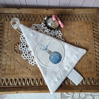 Tannenbaum Mit Kreuzstickbild | Weinachtsbaumkugel- Leinen - Spitze Zwirnknöpfe von oldlinen4you