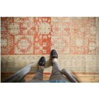 4.5x9.5 Vintage Distressed Khotan Teppich Läufer 4.5x9.5 Vintage Distressed Khotan Teppich Läufer von oldnewhouse