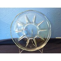 Servierplatte Aus Glas Mit Sternmuster Und Gewelltem Rand von oldoddthings