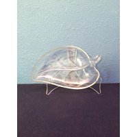 Vintage Geätztes Glasblatt Geteiltes Relish Tablett in Blattform von oldoddthings