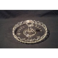 Vintage Serviertablett Mit Offenem Spitzenrand Und Geätzten Blumen Vintage Serviertablett Mit Offenem Spitzenrand Und Geätzten Blumen von oldoddthings