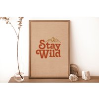 stay Wild | Poster Western Minimal Wanddeko Boho Wüsten Berge Wandbehang Natur Camping Abbildung von olivebyolive