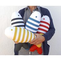 Gestreiftes Fisch-Kissen Handbedrucktes Kinderzimmer-Dekor von olula