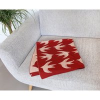 Karminrote Baby Decke Aus Merino Wolle Vogel Muster Als Überwurf Fürs von olula