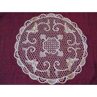 Deckchen in Alter Sticktechnik Gestickt.durchmesser Ca. 50 cm von omudelkreativ