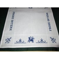 Weihkorbdecke in Blau-Weiß Von Hand Bestickt von omudelkreativ