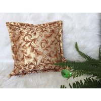 Besticktes Kissen in Gold von onlyunicate
