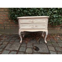 Kleine Kommode Nachtschränkchen Altweiß Gold Patina Vintage von outofnorm