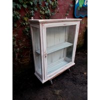 Vitrine Hängeschrank Vintage Altweiß Gold Patina von outofnorm