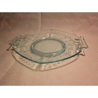 Vintage Geätzten Glas 2 Behandelt Platte Oder Leckerbissen Tablett Wunderschöne Blau von outoftheatticshop