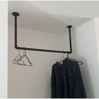 Garderobenstange Schmal Hängend Schwarze Kleiderstange Aus Wasserrohren Perfekt Für Den Flur Oder Als Handtuchhalter Hang Low von pamodesigns