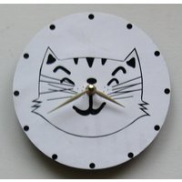 Katzenuhr. Kleine Wanduhr. Recycling-Schallplatte. 7 Zoll Uhr. Moderne von paperannie