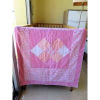 Rosa Handgefertigte Patchwork Babydecke von patchworkLaura