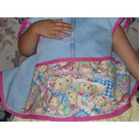 Kinderschürze Mit Teddys Und Hasen Aus Hellblauem Jeansstoff Pinker Borte. Die Grosse Tasche Ist Weichem Flanell. Es Größe Drei von patscrafts
