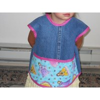 Kinderschürze Von Acht Verschiedenen Prinzessinnen Mit Ihren Eigenen Kleidern. Zwei Schürzen Aus Recyceltem Jeansstoff in Den Größen 2 Und 4 von patscrafts