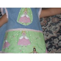 Prinzessin Mit Grünem Hintergrund Und Drei Haarfarben. Mädchen Mamas Lieben Diese Schürze. Die Borte Ist Rosa in Gr.3 Gehalten von patscrafts