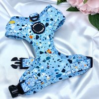 Süßes Hundegeschirr Set, Blau Terrazzo Print Accessoires, Geburtstagsgeschenk Für Hunde, Weich Gepolstertes Welpen Brust Verstellbares Geschirr von pawsomelifeboutique