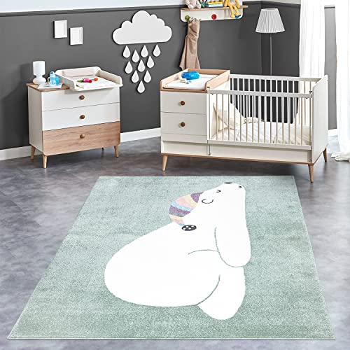 payé Teppich Kinderzimmer - Grün - 140x200cm - Pastellfarben Spielteppich Kinderteppich Kurzflor Weich Schlafender Bär mit Schlafmütze von payé