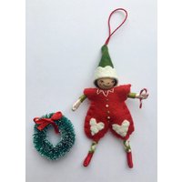 Fröhliche Elfe Ornament in Rot von peasoup