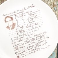 Das Handgeschriebene Rezept Ist Auf Einen Lebensmittelechten Teller Eingraviert - Das Perfekte Herzstück Für Den Besonderen Anlass von phpottery