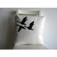 Fliegende Gänse Druck Auf Polster White16 X 16 Kissenbezug von pillow1