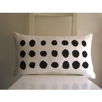 Lendenwirbel Schwarze Punkte Auf Weißer Leinwand 21 X 12 Kissenbezug von pillow1