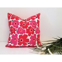 Marimekko 18 X Pieni Unikko Baumwollleinwand - Rote Mohnblumen Kissenbezug von pillow1